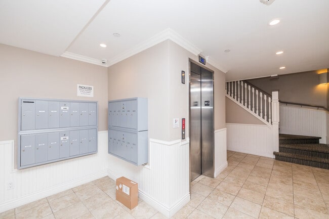 Building Photo - 1015 Pierce