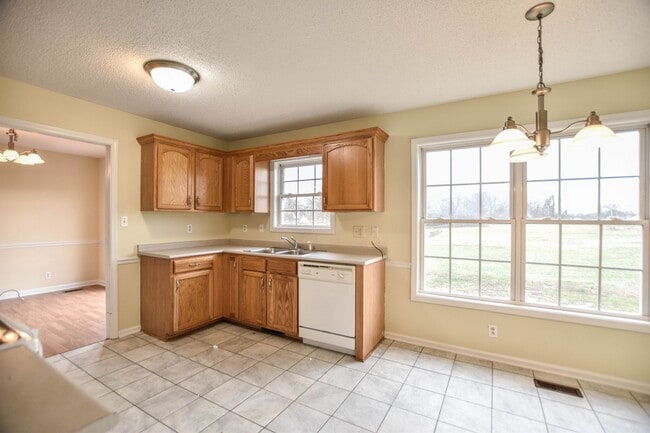 Building Photo - Pet Friendly Three Bedroom!