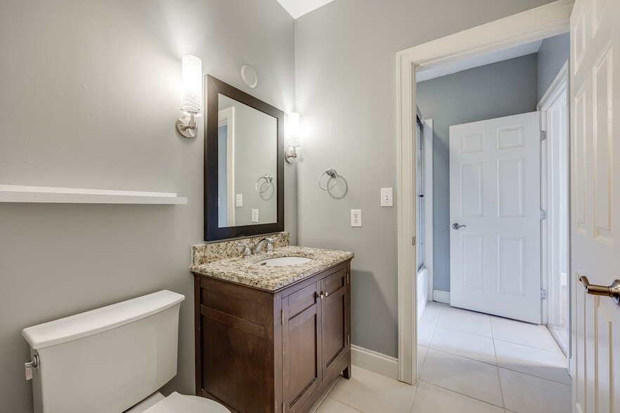 Building Photo - 127 N Tryon St