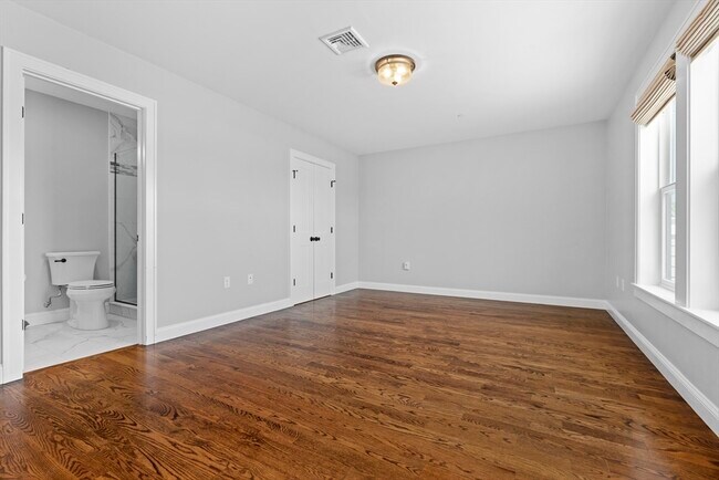 Building Photo - 223 Saratoga St