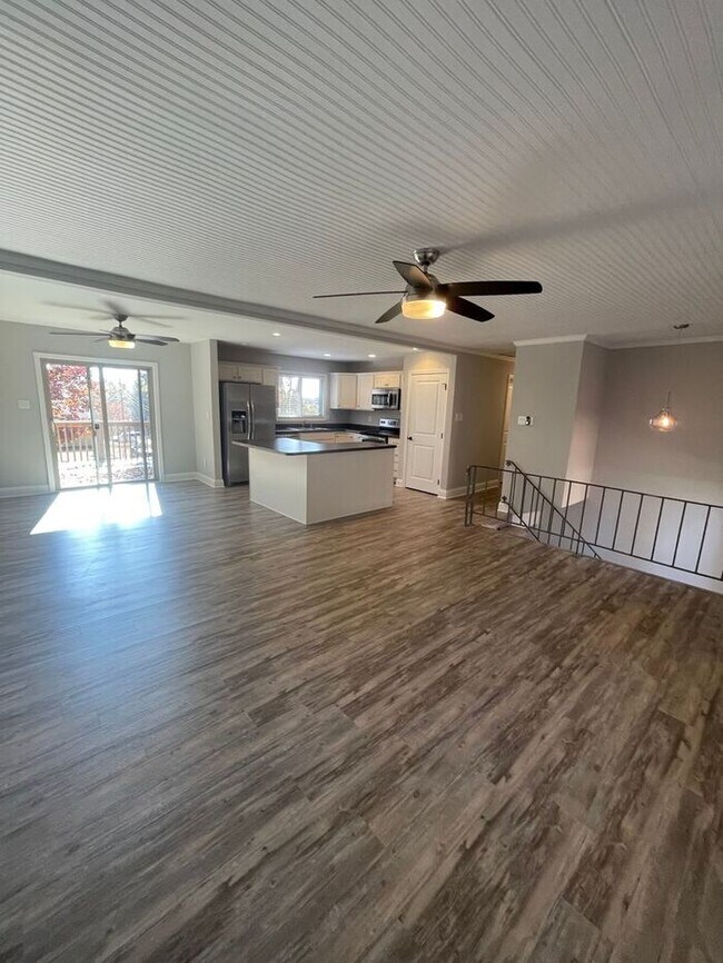 Building Photo - 4 Bedroom - 3 Bath Home with a 2 car garage in Farragut