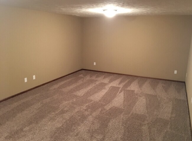 Building Photo - Home in Excellent Family Neighborhood