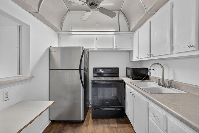 Building Photo - 104 Easthampton E