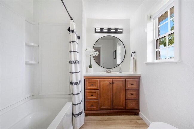 Building Photo - 701 NW Ford Ln