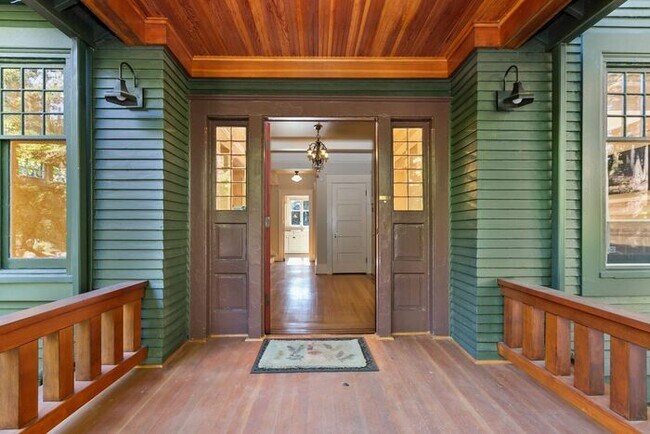 Building Photo - Stunning 1909 Craftsman w/ AC in Coveted Capitol Hill