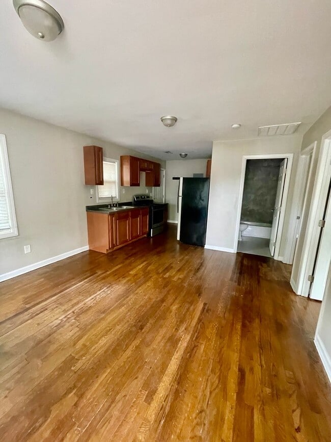 Building Photo - This cozy 2 bed 1 bath cottage style brick...