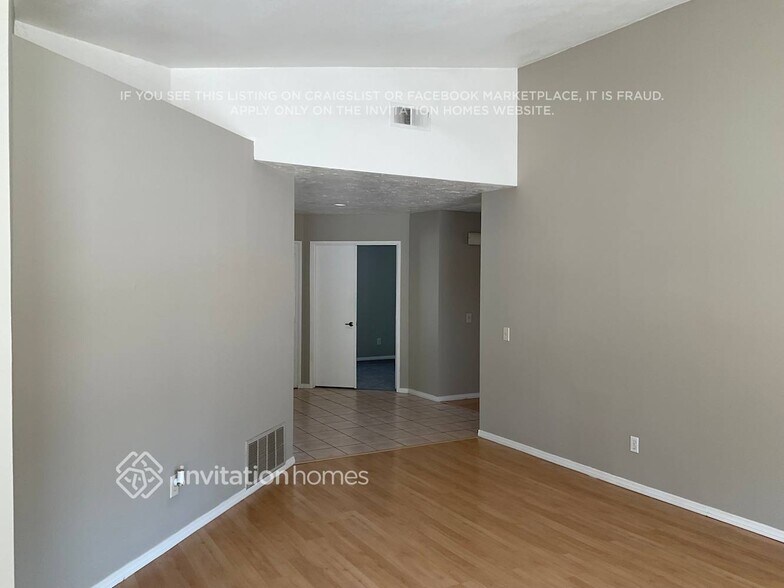 Building Photo - 1656 W Knapp Dr