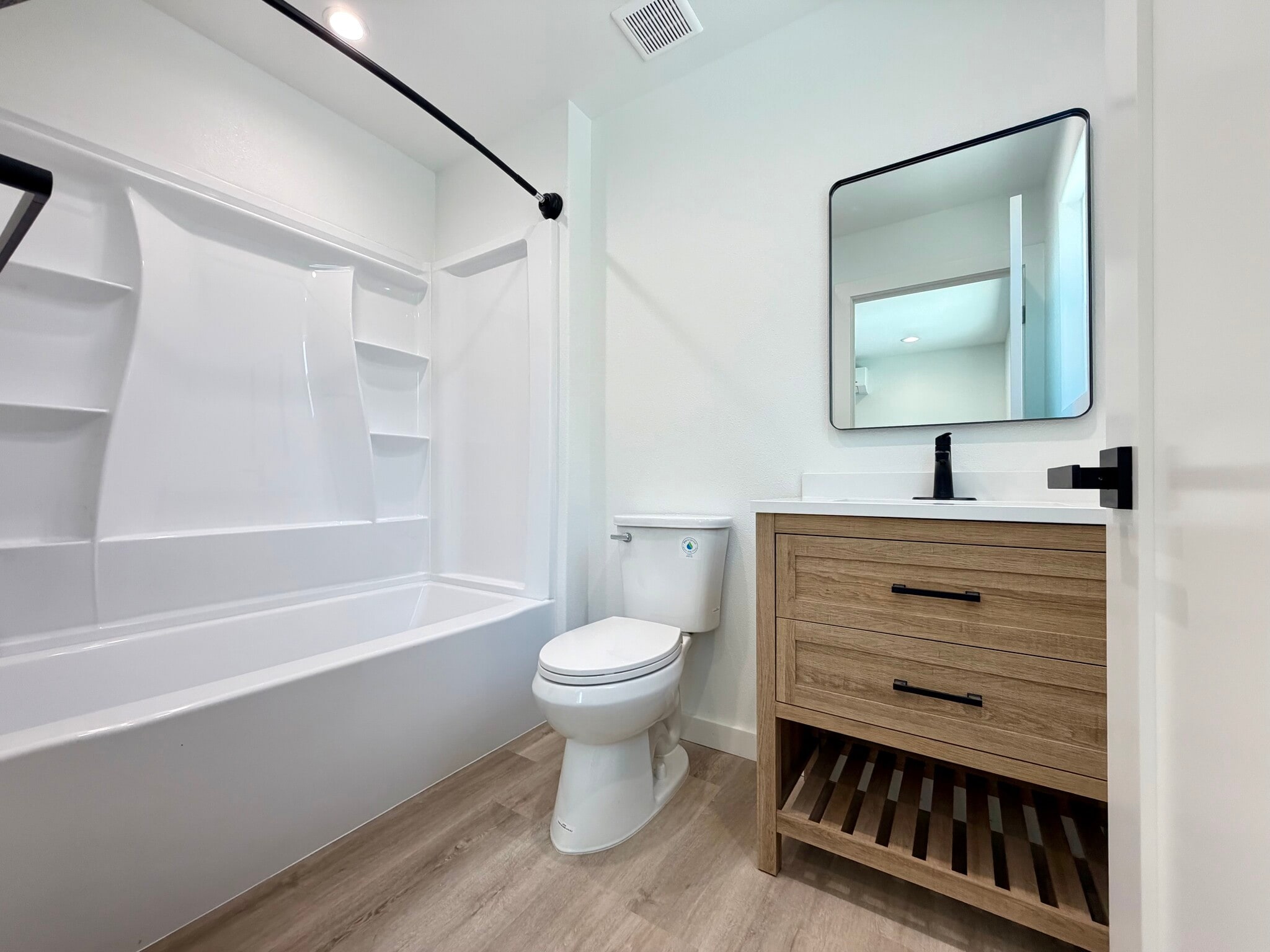 Upstairs bath2 - 14818 Astoria St