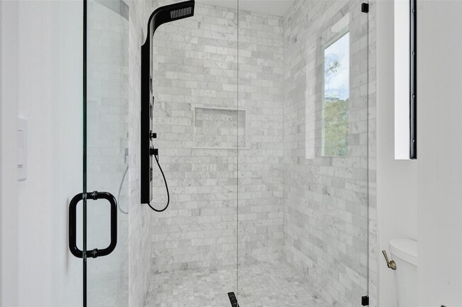 Building Photo - 606 SW 7th Ave