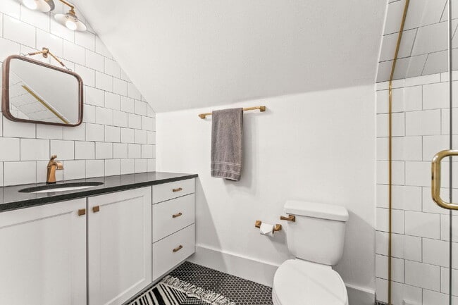 Building Photo - Experience Elegance and Comfort: Spacious ...