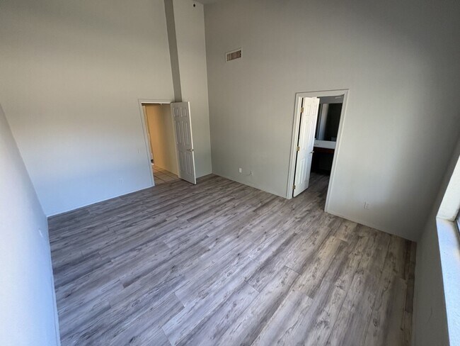 Building Photo - Great eastside location Pet friendly