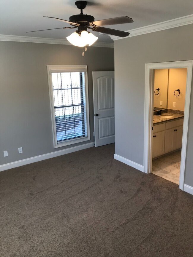 Building Photo - The Townhomes of Runningvine