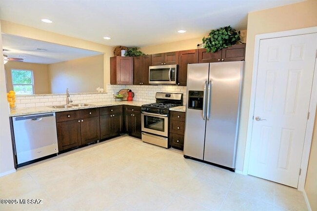 Building Photo - 727 W Buffalo Grass Dr