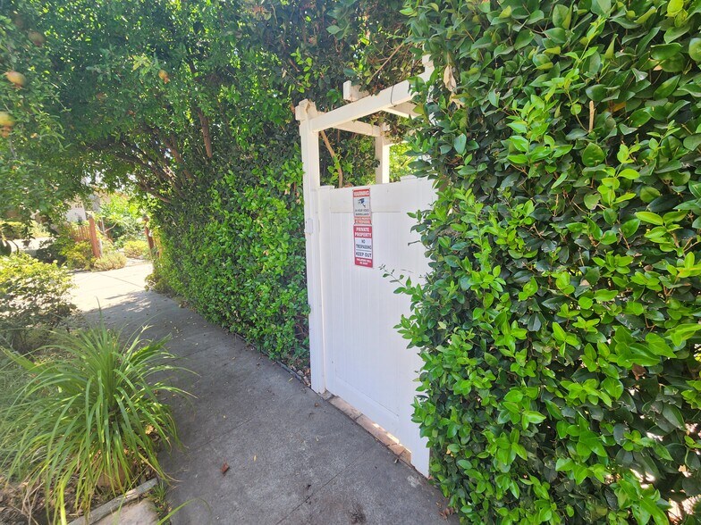 Building Photo - 6827 Murietta Ave