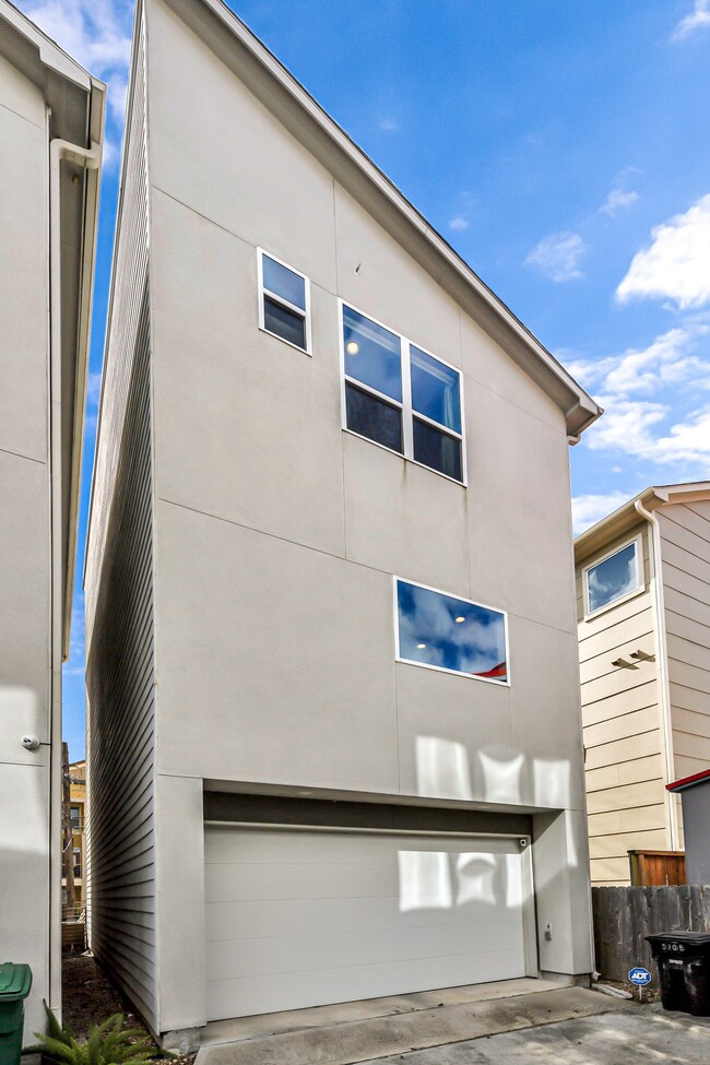 Building Photo - 3105 Gillespie St