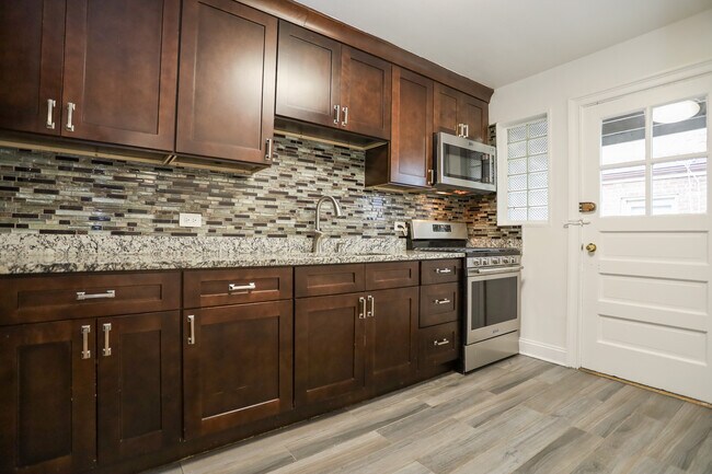 Building Photo - 2754 W Berwyn Ave