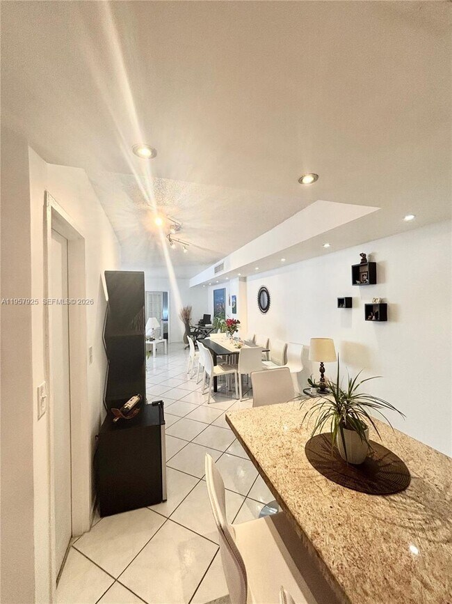 Building Photo - 999 Brickell Bay Dr