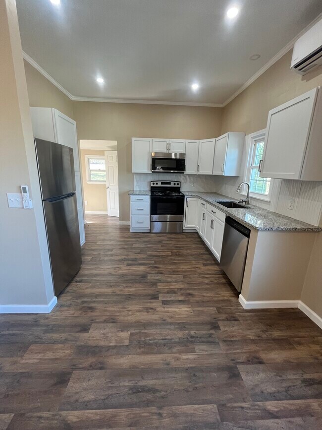 Building Photo - 21 W 6th St