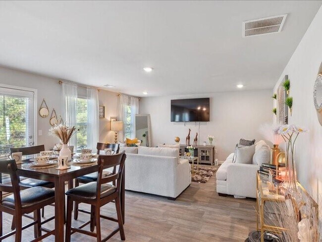 Building Photo - 174 Goodall Woods Dr