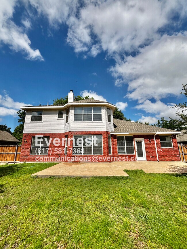 Building Photo - 4-Bedroom Home with Versatile Layout Near ...