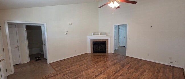 Building Photo - Prime Location Townhouse