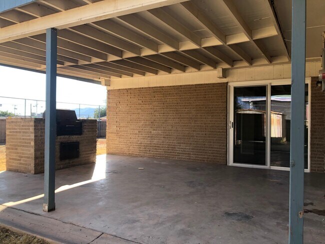 Building Photo - 5800 Bobwhite Ave