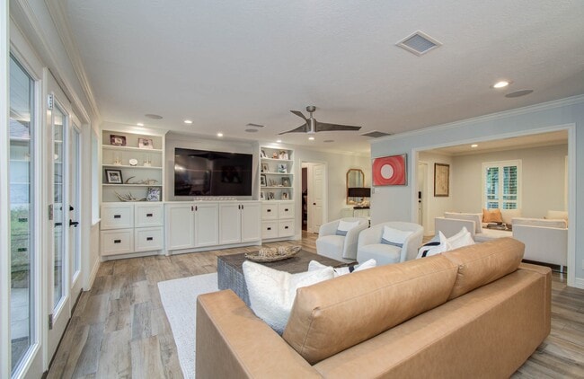 Building Photo - 422 Wycliffe Dr