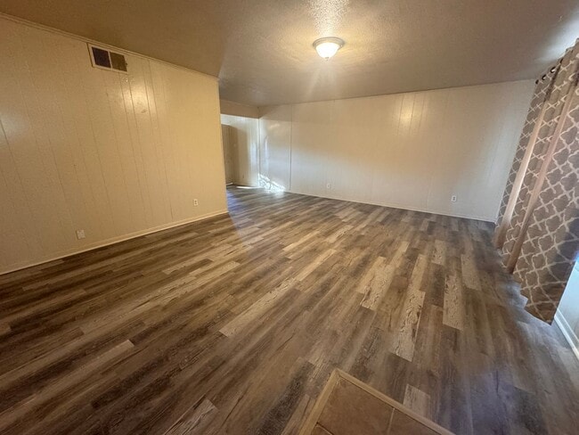 Building Photo - Single Family Residence