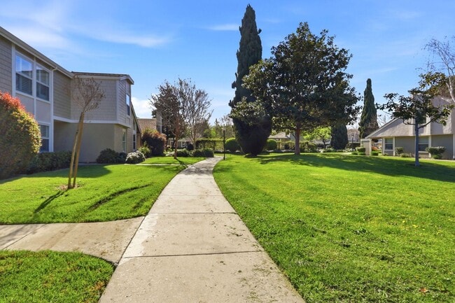 Building Photo - Updated Townhome in Lake Santa Clara HOA