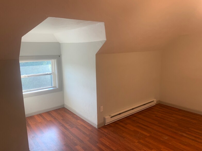 Building Photo - 176 Main St