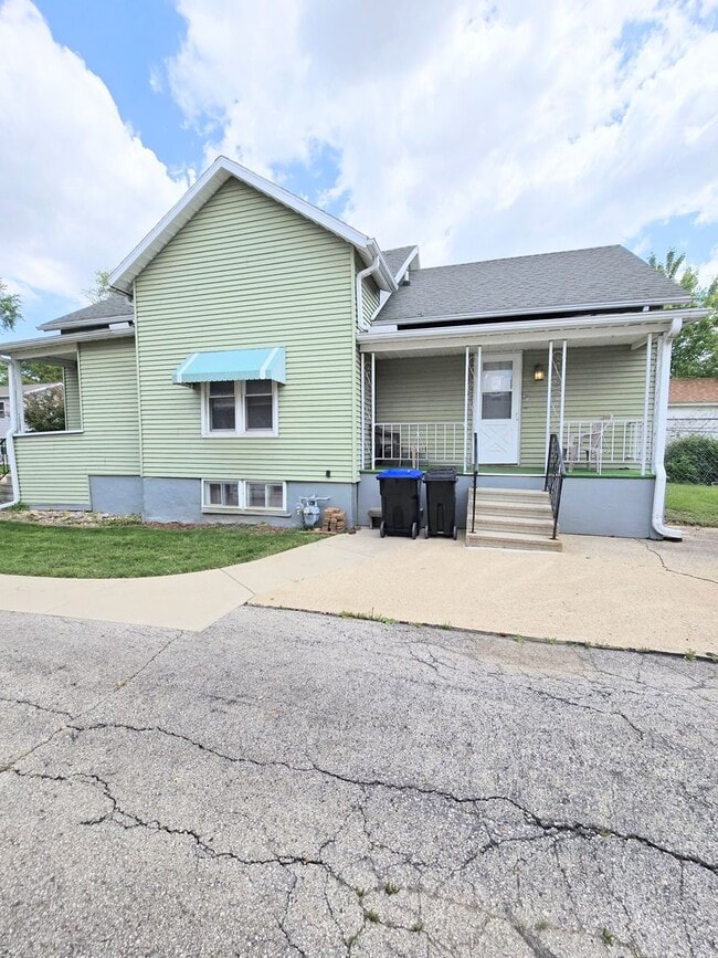 Building Photo - Charming 2-Bedroom Home with Fenced Yard, ...