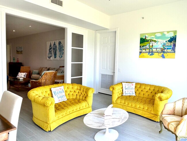 Sun Room and adjacent Living/Family Room - 28 Harbour Isle Dr W
