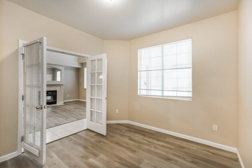 Building Photo - 1316 E Thunderhill Pl