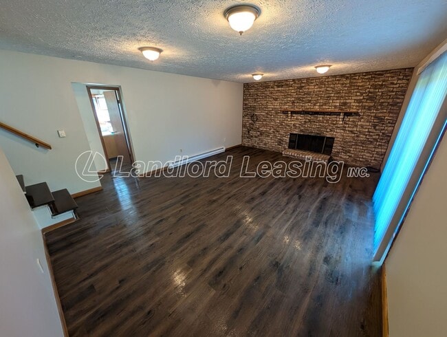 Building Photo - Spacious 4-Bedroom Home with Scenic Views ...