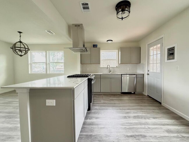 Building Photo - 8113 Tavenor Ln