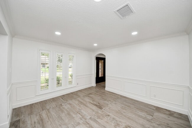 Building Photo - 1719 Saddlecreek Dr