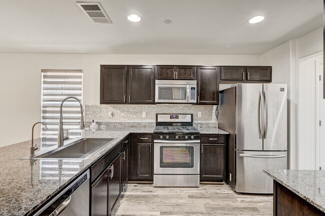 Building Photo - Exquisite Townhome - Life of luxury