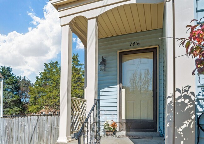 Building Photo - 748 Lake Terrace Dr