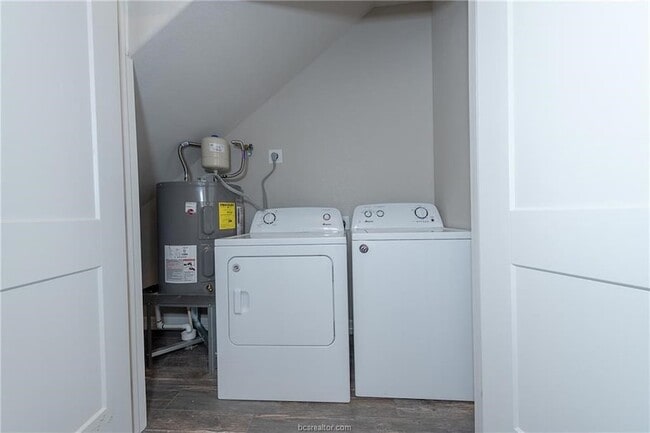 Building Photo - 707 Dominik Dr