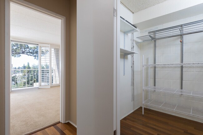 bedroom/clodet - 1 Kelton Ct