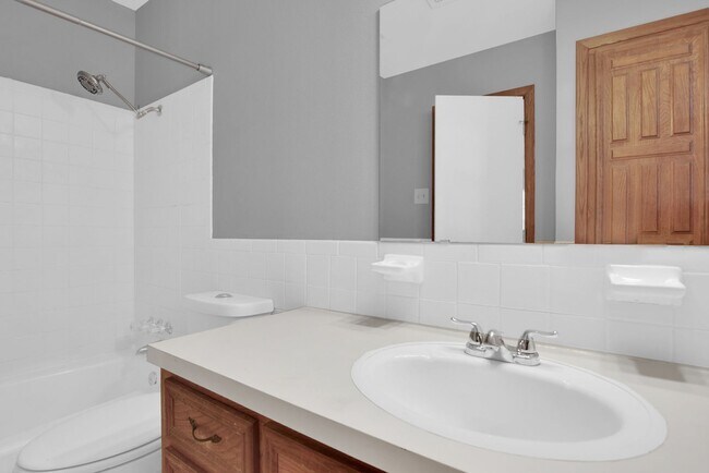 Building Photo - 3/2/2 in Quiet Sherman Neighborhood Near Fairview Park!