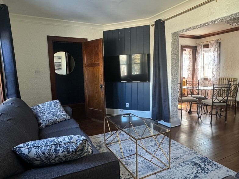 Living room - 821 E Pearson St