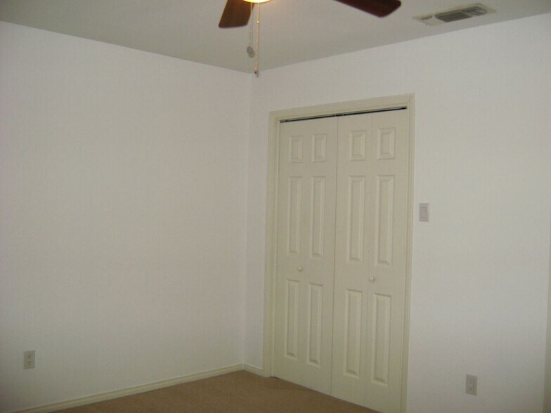 Building Photo - 1714 Redbud Ln