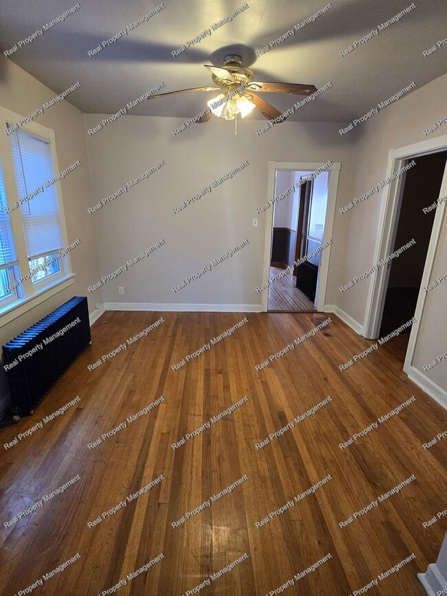 Building Photo - Freshly Painted 3 Bedroom