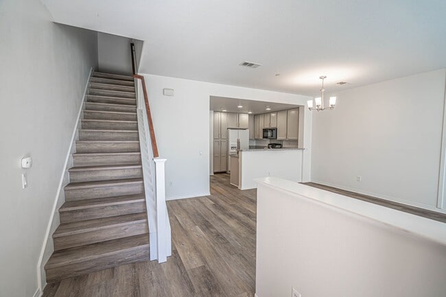 Building Photo - 3 Bedroom Townhome for Rent in Valencia!