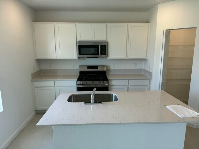 Building Photo - 10856 NW Everbreeze Dr