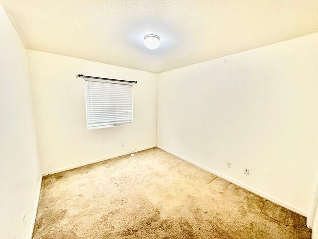 Building Photo - Spacious South Fresno 4/2