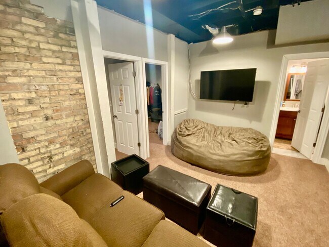 Building Photo - 1801 Talmage Ave SE