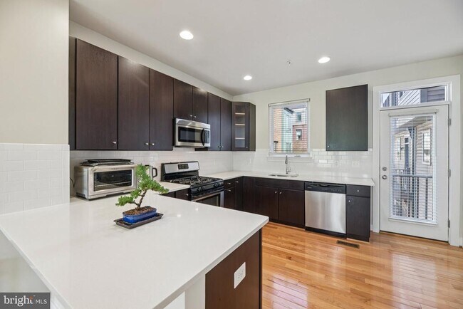 Building Photo - 5627 45th Ave