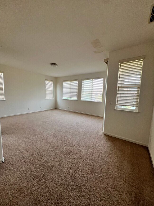 Building Photo - Luxury LAKEFRONT property!!!